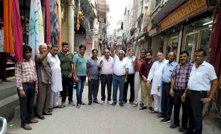 Members of Punjab Pradesh Beopar Mandal held protest against 