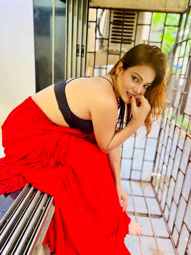 Actress Aakarshika Goyal set the fire with her steamy red sarees look