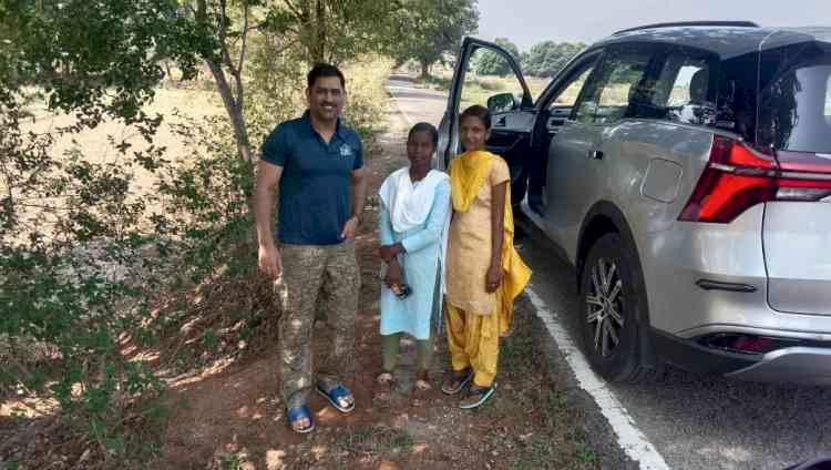 Dhoni gets treatment for knee in Ranchi village, doctor sits under a tree