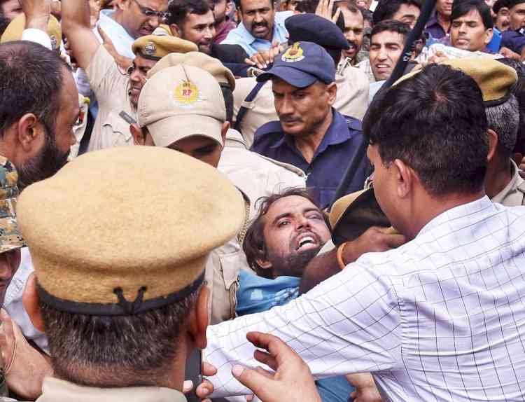 Angry mob attack Udaipur murder accused outside court; hurls slippers, bottles