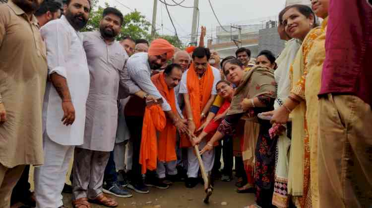 MLA Madan Lal Bagga kick-starts construction of new roads at Juhi Enclave 