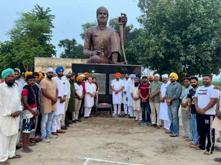 MLA Manwinder Singh Giaspura pays tributes to Baba Maharaj Singh at village Rabbon Uchi today
