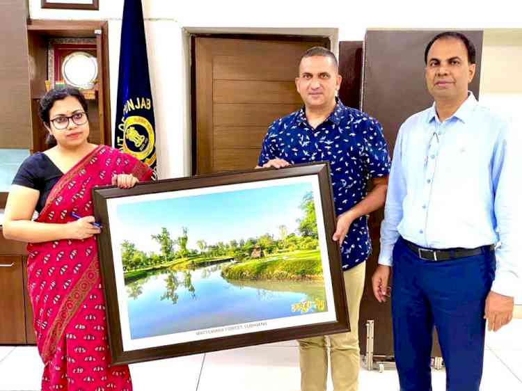 Portrait depicting mesmerising scenic nature of Mattewara Forest presented to DC Ludhiana      