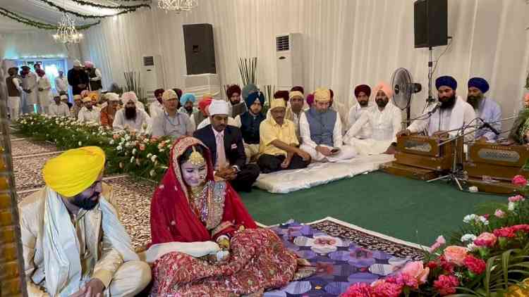 Embarking on new journey, Kejriwal wishes groom Bhagwant Mann