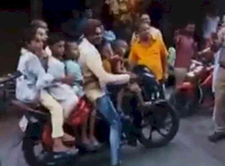 Man with 7 children on motorbike challaned in UP