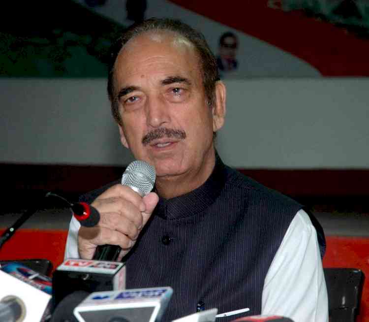 Azad and Congress make peace, attends meet on J&K