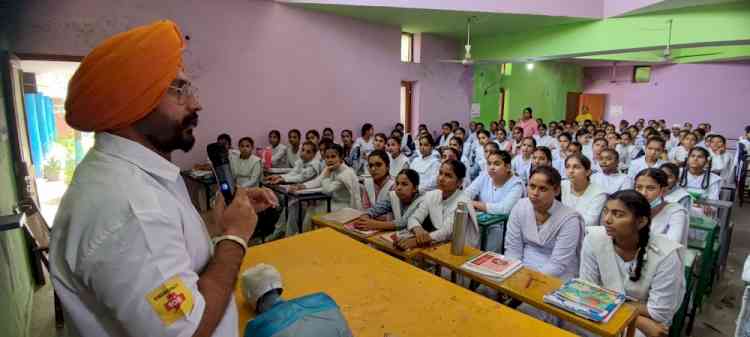 108 Ambulance organizes First Responder Program for students of Government Girls Senior Secondary School, Shri Anandpur Sahib 