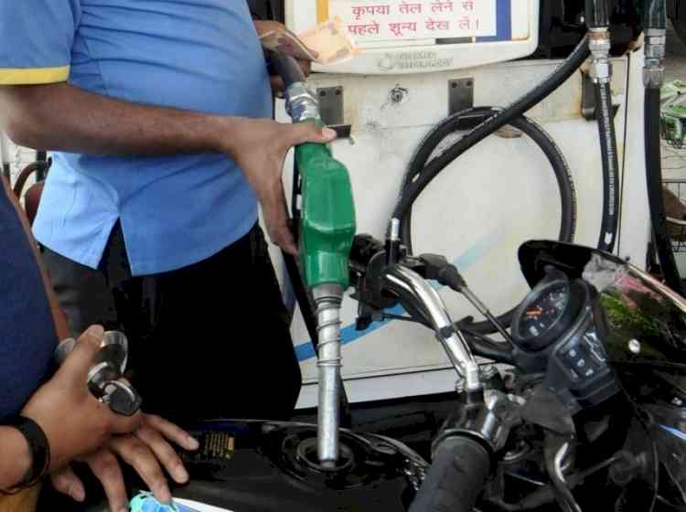 Maha cuts petrol rate by Rs 5/litre, diesel Rs 3/litre