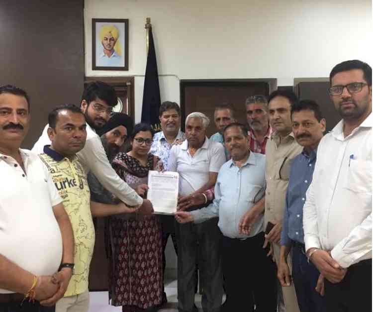 PPBM Ludhiana Unit presents memorandum to DC regarding single use plastic ban and GST on non-branded food items 