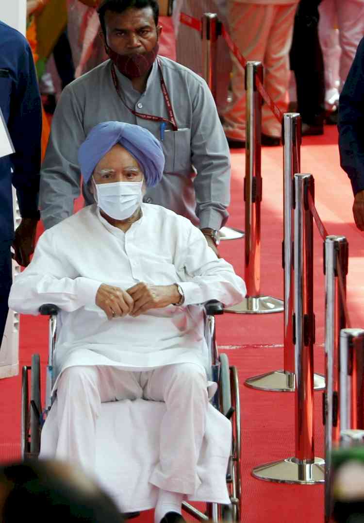 Prez Poll: Ailing ex-PM Manmohan Singh came on a wheelchair to cast vote