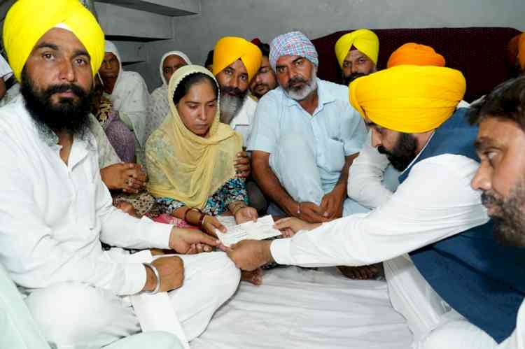Punjab CM handed over cheque of Rs. 95 Lakh to family members of Sepoy Kuldeep Singh 