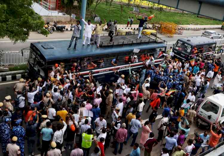 Delhi BJP protests against AAP govt's new liquor policy