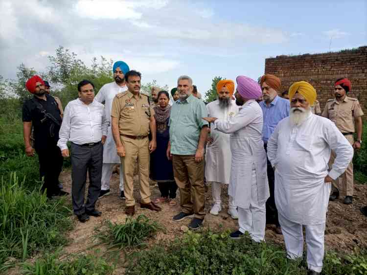 Kataruchak inspects Walipur Kalan village where Buddha Nullah merges with Sutlej 