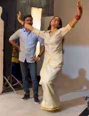 Sara shares BTS video of doing the bhangra for Dhanush on 'Atrangi Re' sets