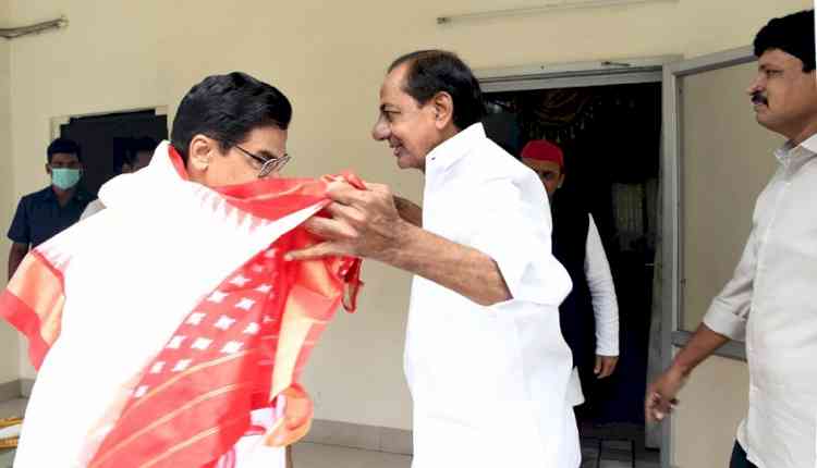 KCR, Akhilesh deliberate on 'national politics', other issues