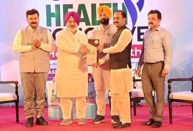 Punjab’s Health Minister, Chetan Singh Jouramajra honours Acharya Manish with Ayurveda Guru Award