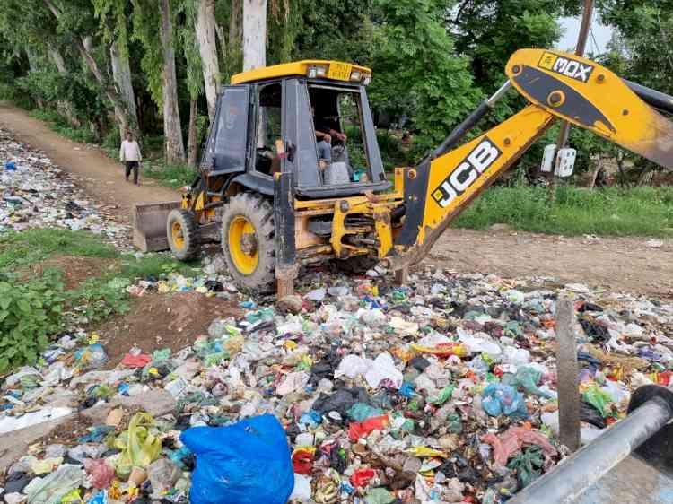 Administration clears illegal garbage dump from near Abohar branch Canal Bridge in Gurusar Sudhar