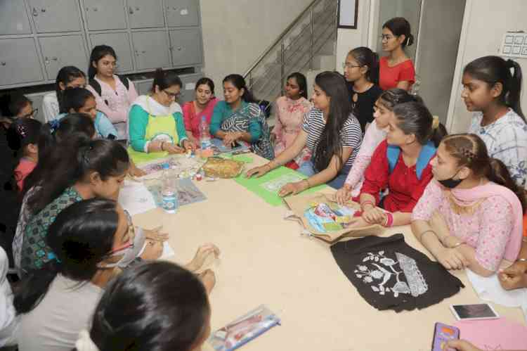Workshop on ‘Fabric Painting & Liquid Embroidery’