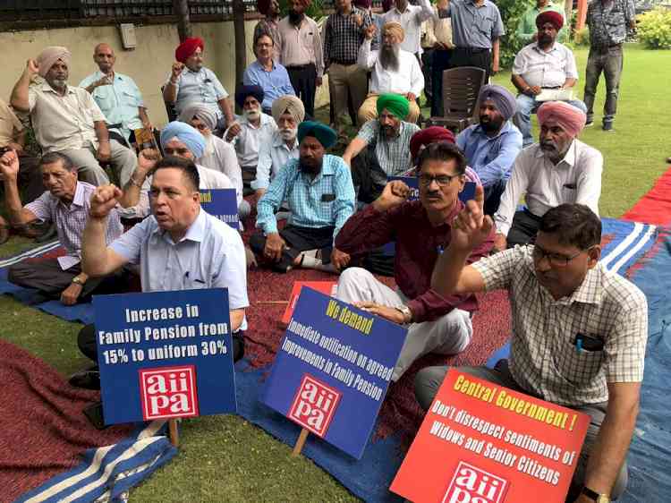 Huge demonstration by LIC Pensioners’ Association