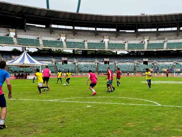Chennaiyin FC hosts chess players, officials for friendly football match