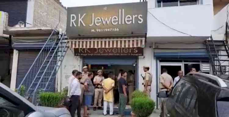 3 rob jewellery shop at gunpoint in Gurugram