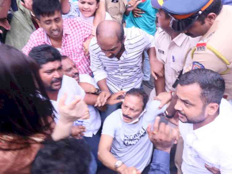 Maha: Congress leaders detained during protest near Raj Bhavan