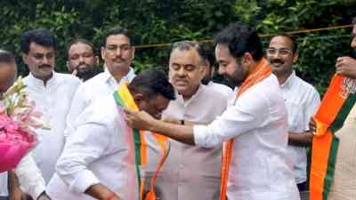 Congress leader Dasoju Sravan joins BJP