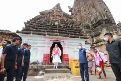 Amit Shah offers prayer at Bhubaneswar's Lingaraj temple