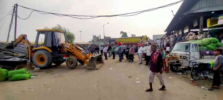 Mandi Board removes encroachments from 17 vacant plots in New Sabzi Mandi