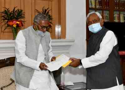 Nitish Kumar meets Governor, submits resignation as CM