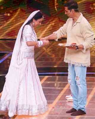 Rupali Ganguly ties a rakhi to Akshay Kumar