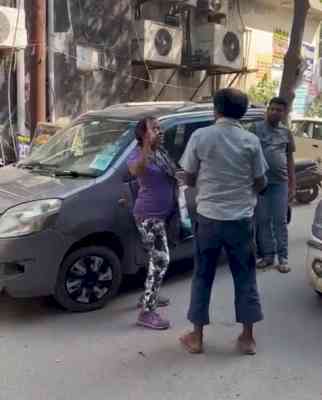 Noida: Woman slaps e-rickshaw driver 17 times in 90 secs, arrested