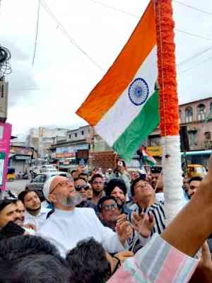 Owaisi brothers hoist Tricolour in Hyderabad