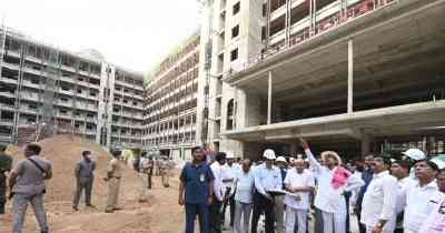 KCR inspects construction of new Telangana secretariat