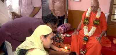 Muslim couple invites Hindu seer home, perform 'padapooja' in K'taka