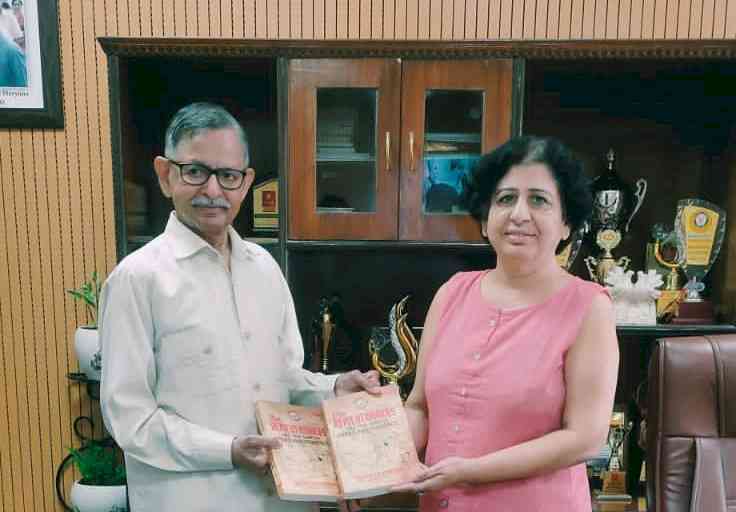 Justice Aggarwal gifted books to GHSC-10 to commemorate Azadi ka Amrut Mahotsav
