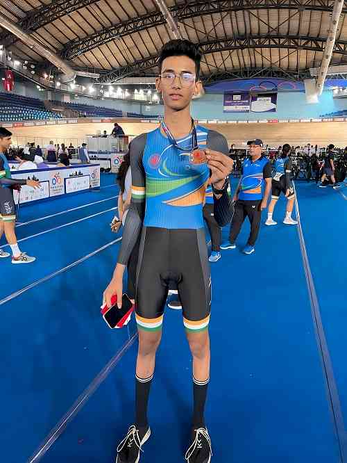 Hyderabadi Cyclist Ashirwad Saxena chosen to participate in UCI Junior World Track Cycling Championship