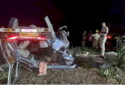 9 workers killed as cruiser rams into lorry in K'taka