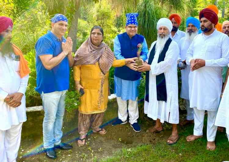 Sanjeev Arora, MP pays obeisance at Sri Nanaksar Gurdwara, seeks blessings