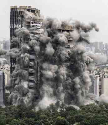 Illegal Twin Towers in Noida demolished, air fills with dust in aftermath