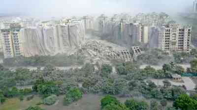 Twin tower demolition squad begins surveying rubble