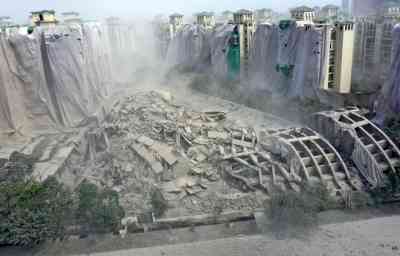 Twin tower demolition squad begins surveying rubble, neighbouring structures