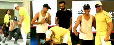 Hrithik touches fan's feet, netizens call him 'most humble superstar'