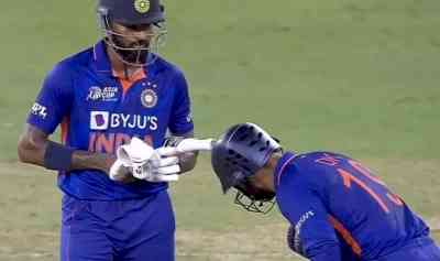 Ind vs Pak: Dinesh Karthik bows down to Hardik Pandya