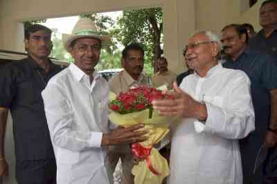 KCR visits Patna, meets Nitish, Lalu Prasad