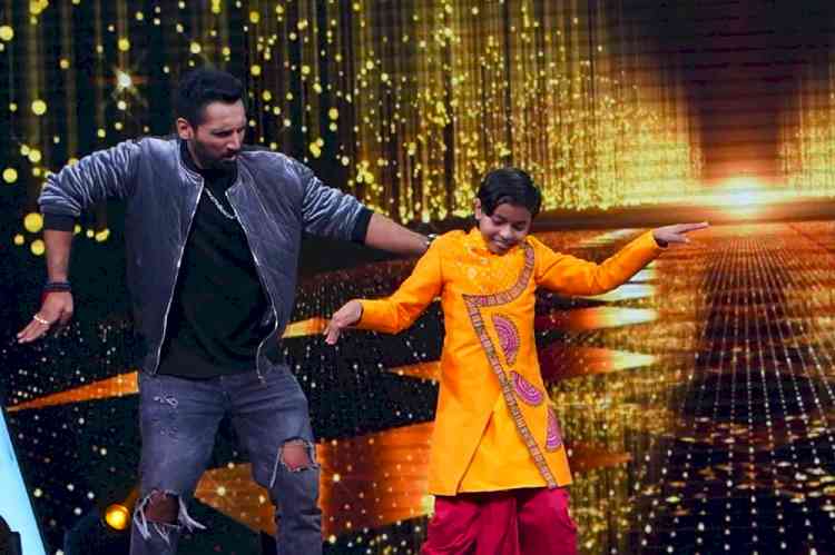 Superstar Singer 2’s finalist Pranjal Biswas shows off his break dance skills to ace choreographer Punit Pathak in Grand Finale