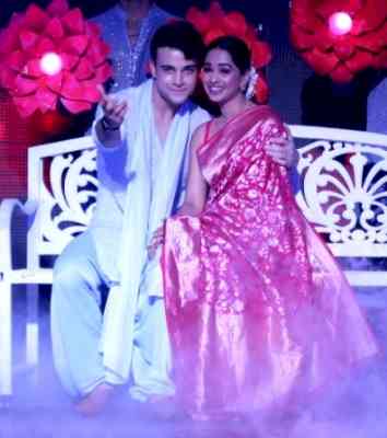 Krishna Kaul proposes to co-star Mugdha Chaphekar in SRK style