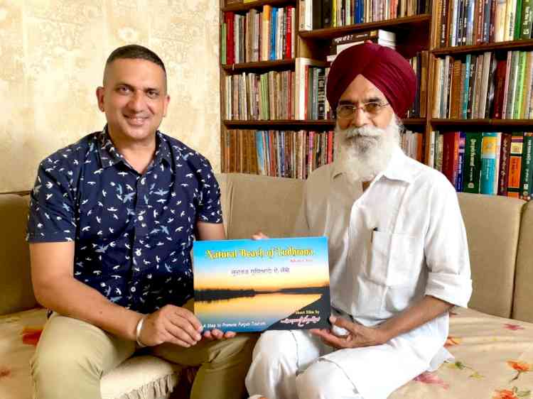 Padma Shri Dr Surjit Patar describes pictorial work depicting “Natural Beach of Ludhiana” meaningful work by nature artist Harpreet Sandhu for Citizens of Ludhiana 