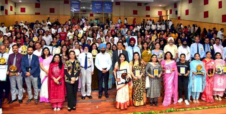 CGC Landran Felicitates 122 faculty members on Teachers’ Day