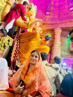 Tanishaa Mukerji shares stunning pix of her first visit to Lalbaughcha Raja